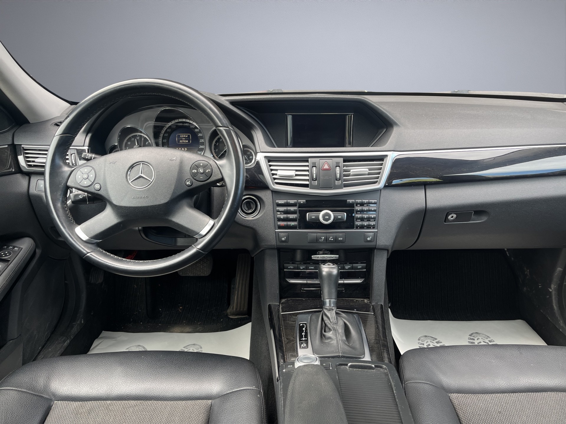 MERCEDES-BENZ E 200 CGI BlueEfficiency Avantgarde 7G-Tronic-image-9