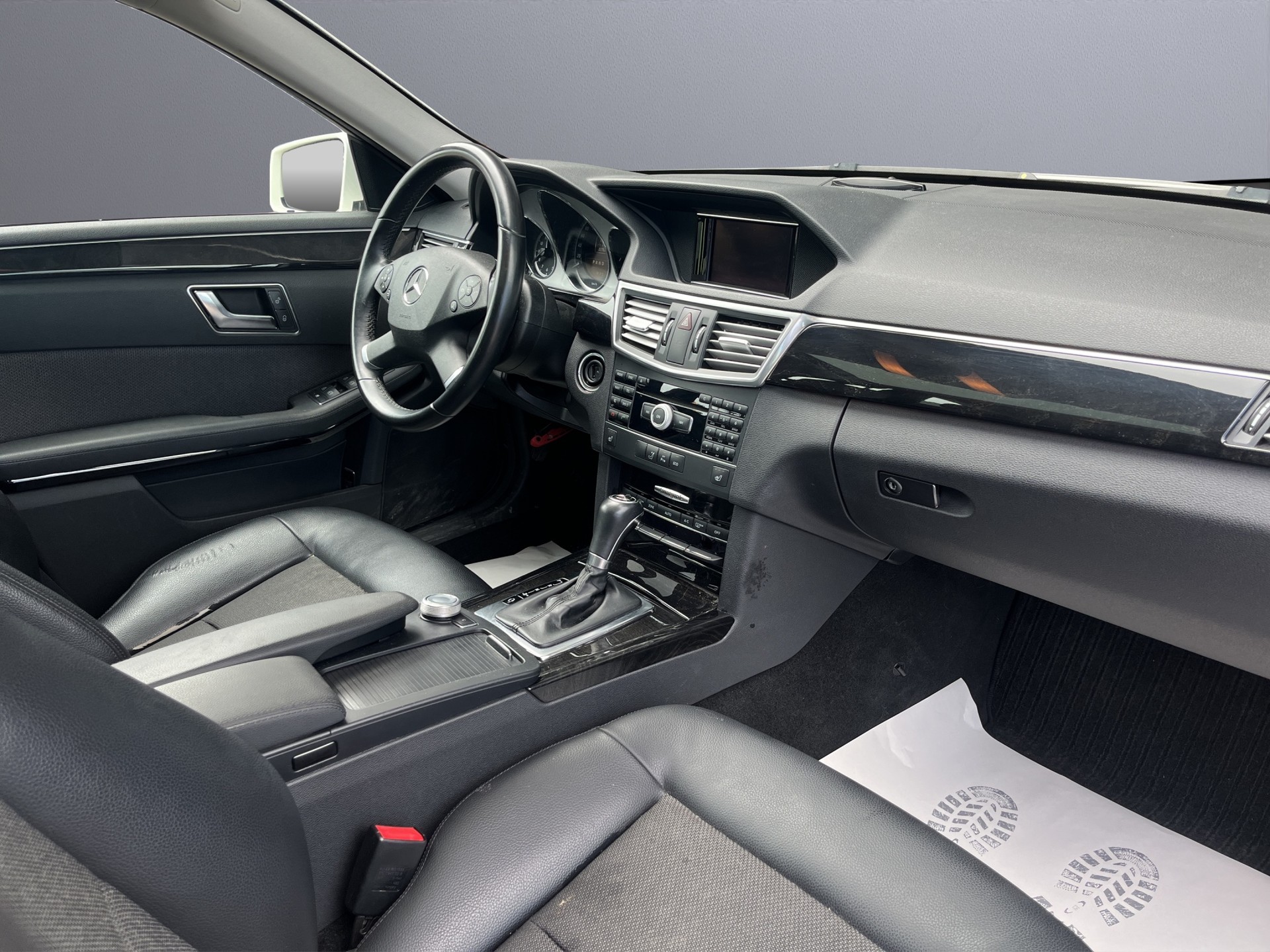 MERCEDES-BENZ E 200 CGI BlueEfficiency Avantgarde 7G-Tronic-image-14
