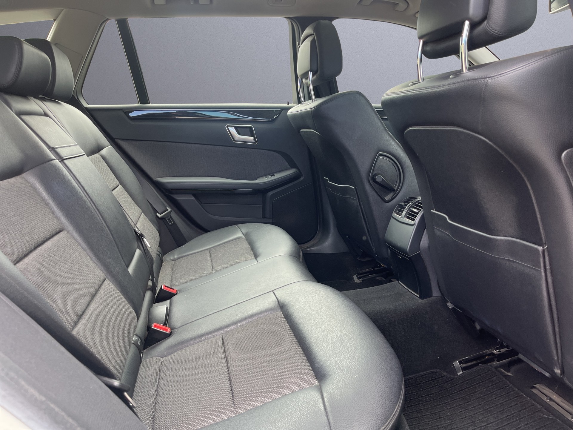 MERCEDES-BENZ E 200 CGI BlueEfficiency Avantgarde 7G-Tronic-image-13