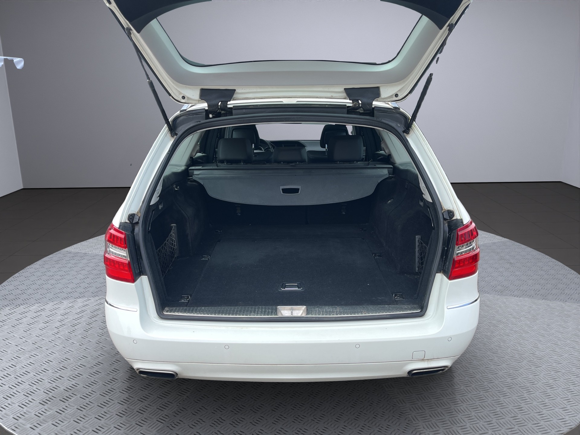 MERCEDES-BENZ E 200 CGI BlueEfficiency Avantgarde 7G-Tronic-image-15