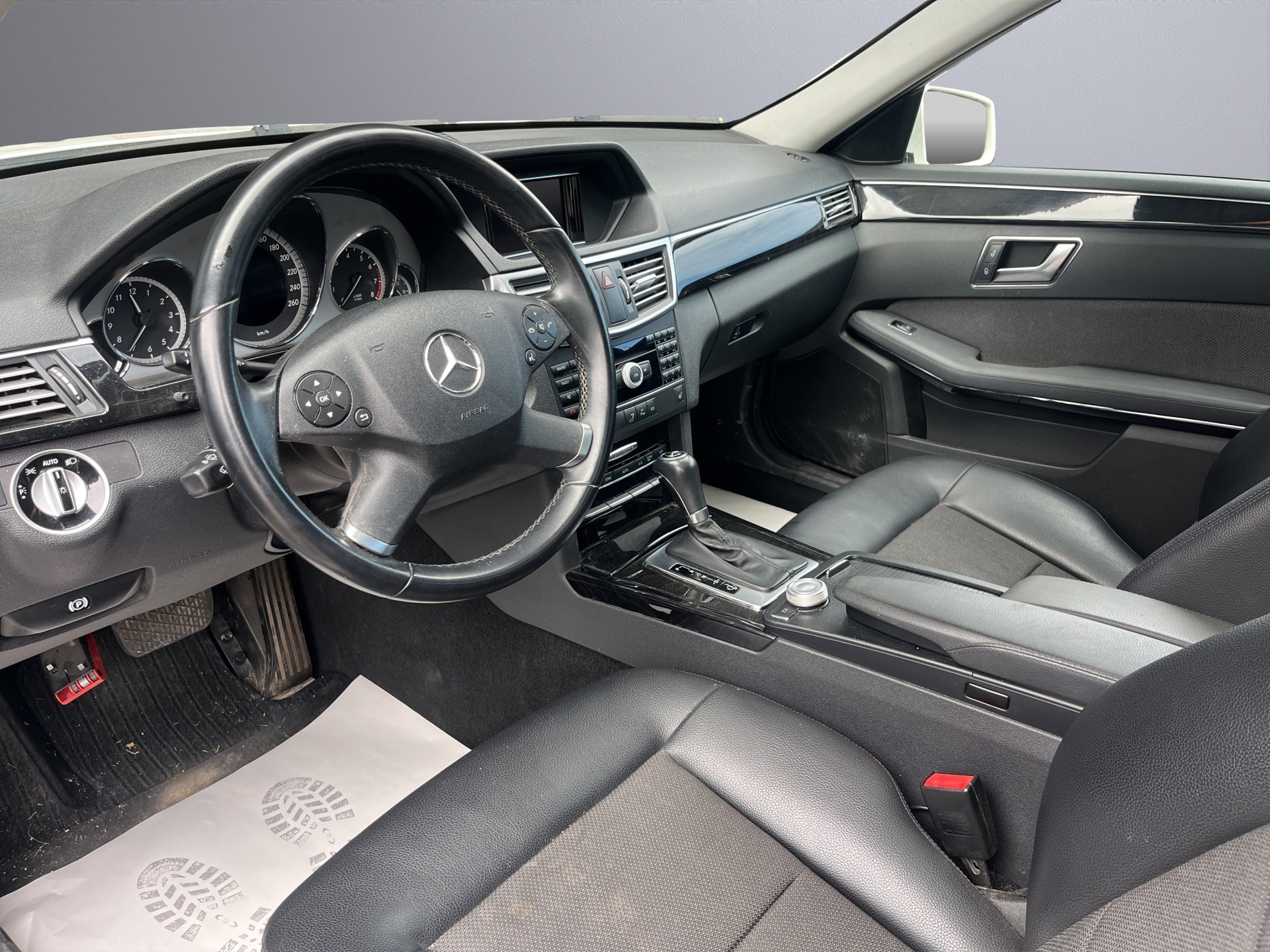 MERCEDES-BENZ E 200 CGI BlueEfficiency Avantgarde 7G-Tronic-image-8