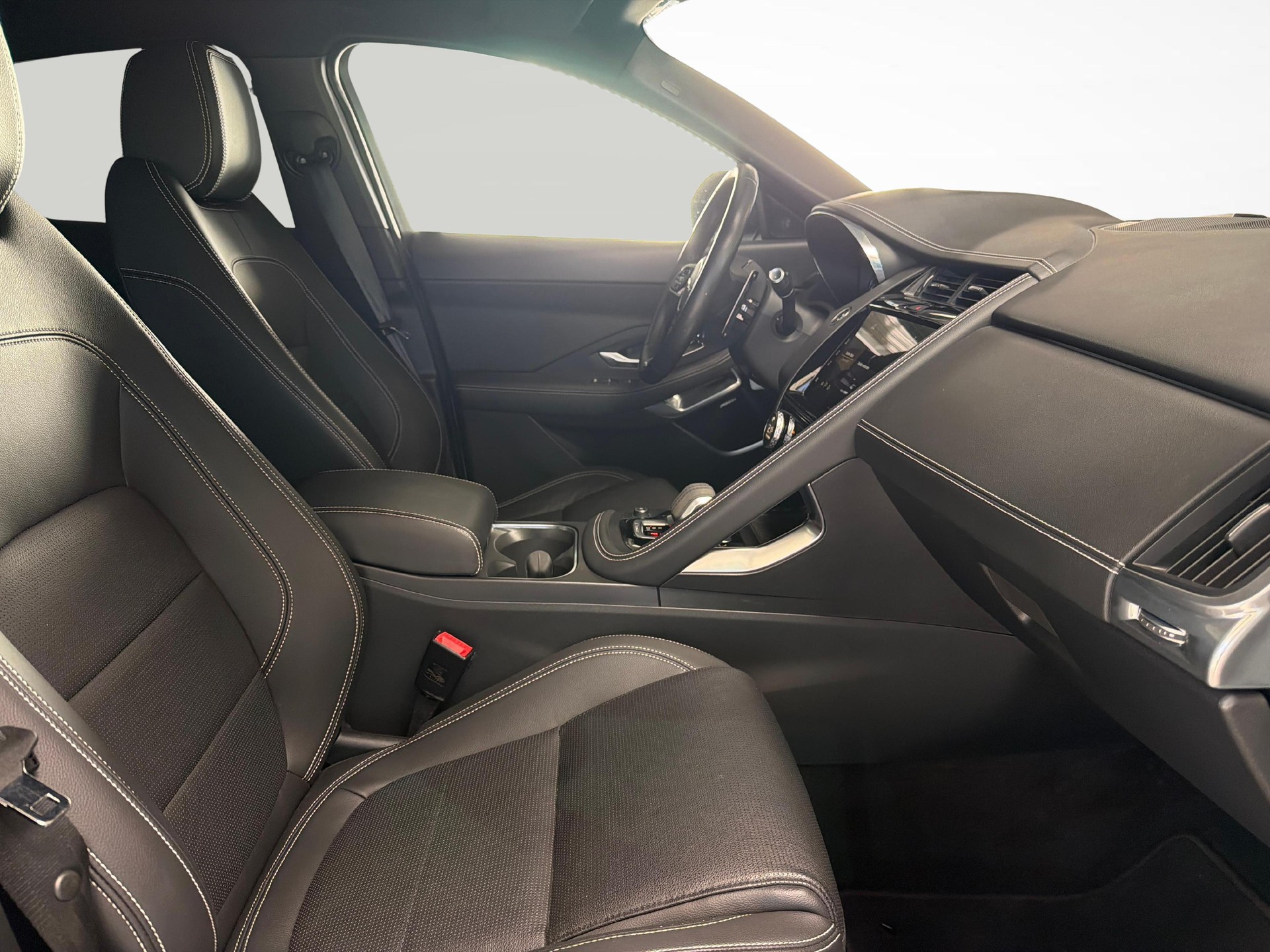 JAGUAR E-Pace 1.5 T 300e R-Dynamic SE AWD Plug In Hybrid 309PS-image-9