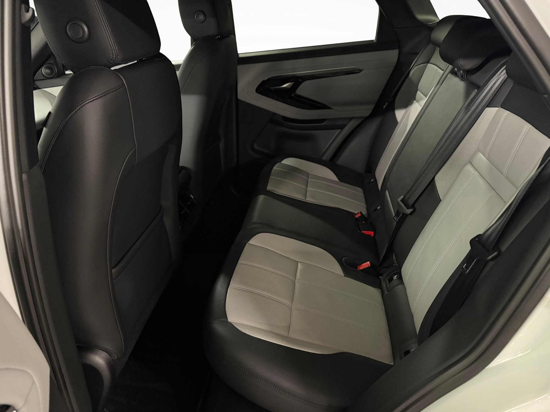 LAND ROVER Range Rover Evoque 2.0 T R-Dynamic-image-13