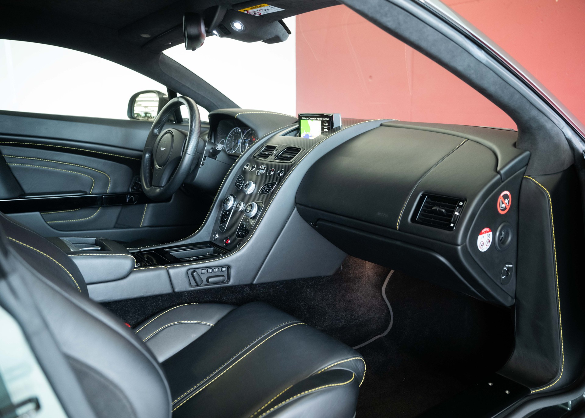 ASTON MARTIN V12 Vantage 5.9 S (2nd hand Swiss car, fantastic condition, Chiltern Green paint, full Aston Martin history, 100% original)-image-20