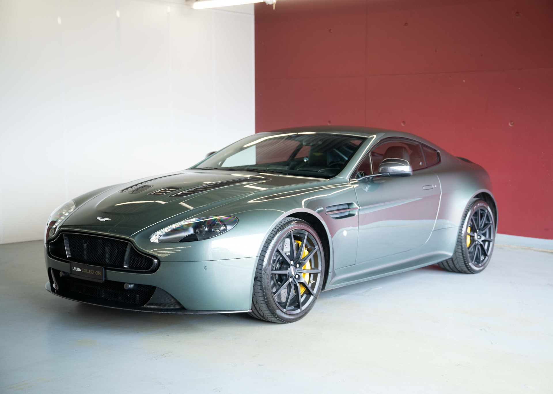 ASTON MARTIN V12 Vantage 5.9 S (2nd hand Swiss car, fantastic condition, Chiltern Green paint, full Aston Martin history, 100% original)-image-4