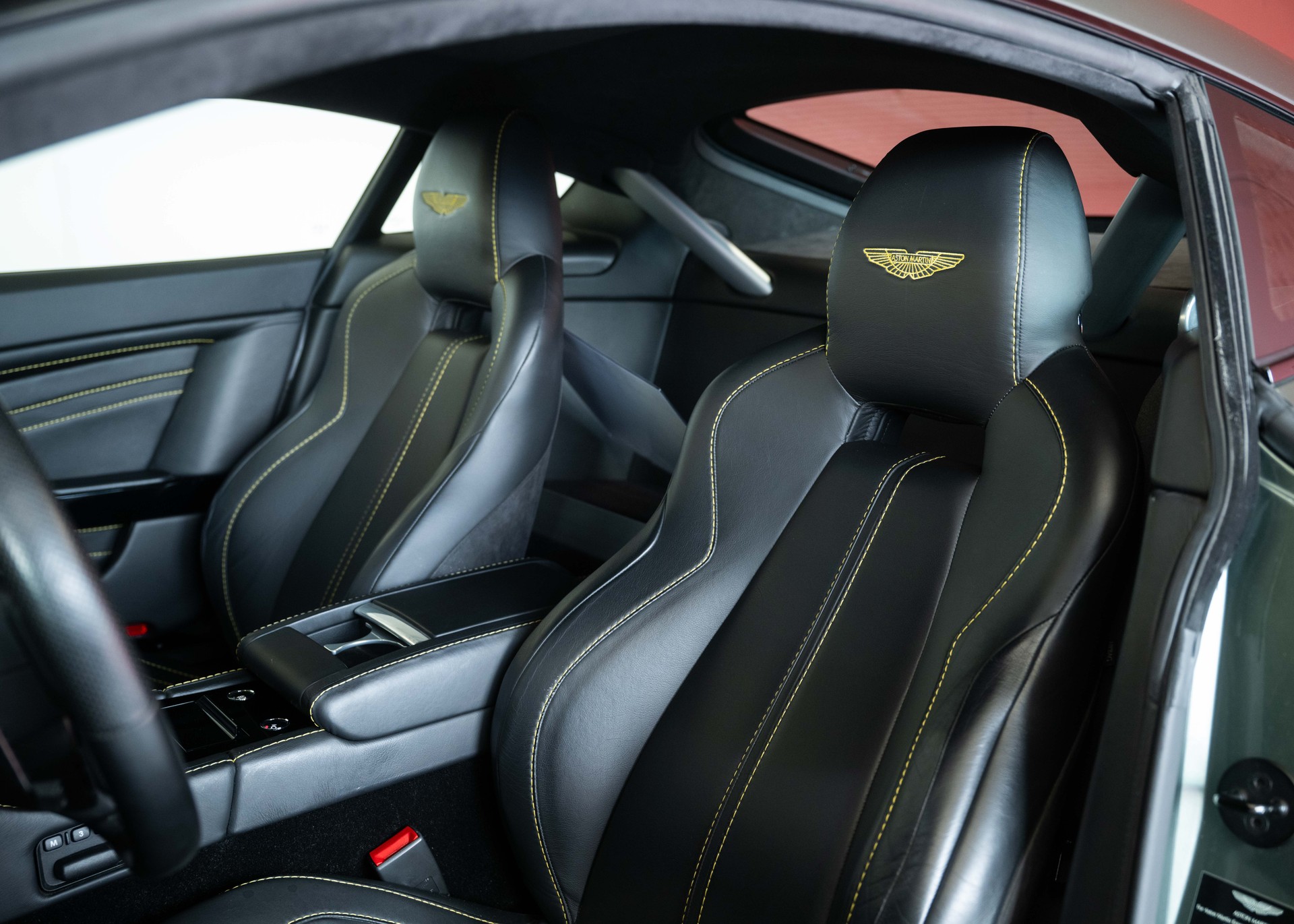 ASTON MARTIN V12 Vantage 5.9 S (2nd hand Swiss car, fantastic condition, Chiltern Green paint, full Aston Martin history, 100% original)-image-23