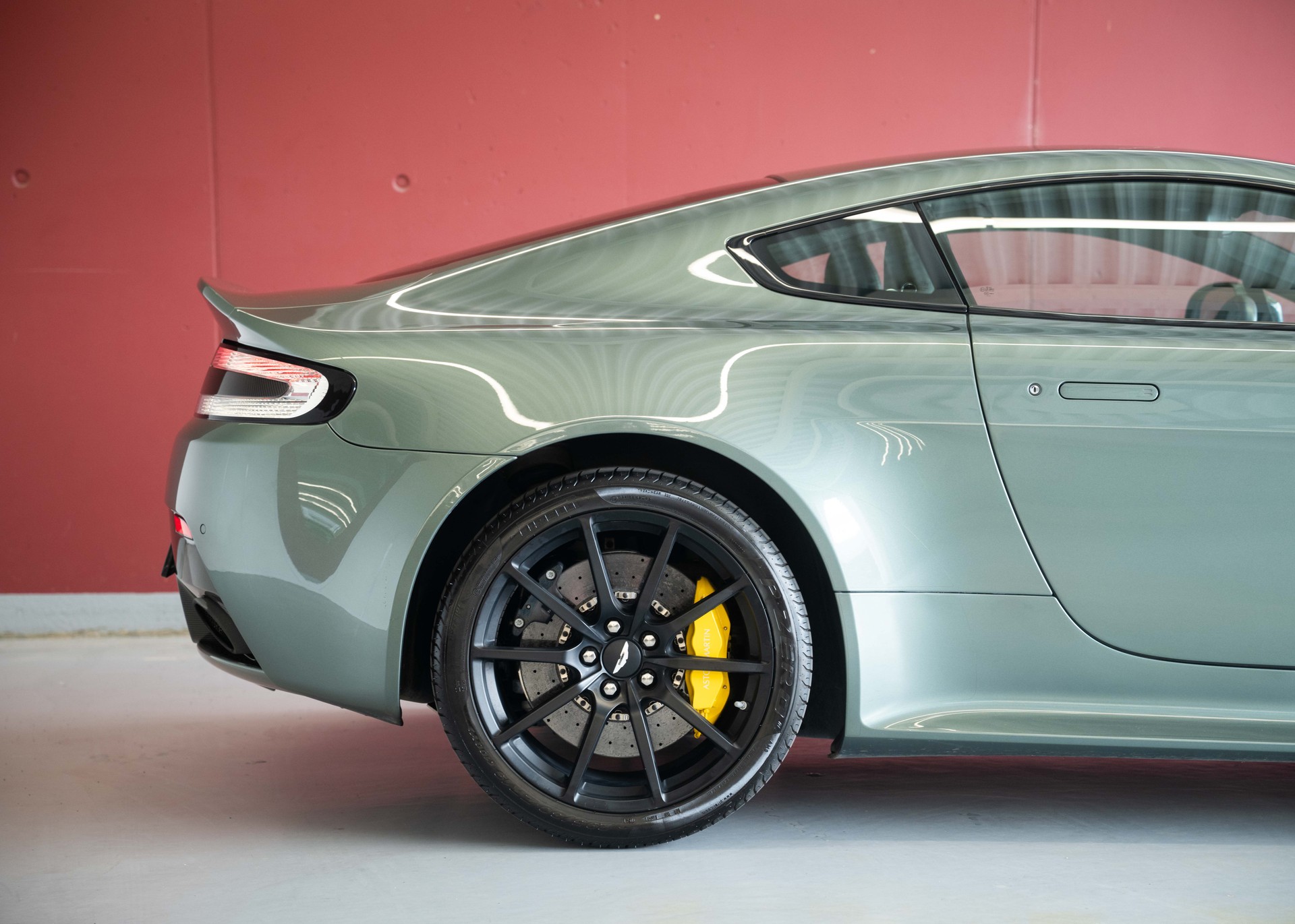 ASTON MARTIN V12 Vantage 5.9 S (2nd hand Swiss car, fantastic condition, Chiltern Green paint, full Aston Martin history, 100% original)-image-7
