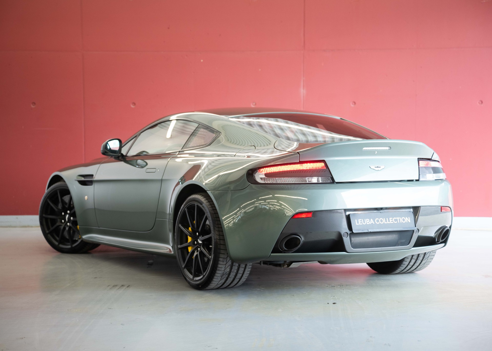 ASTON MARTIN V12 Vantage 5.9 S (2nd hand Swiss car, fantastic condition, Chiltern Green paint, full Aston Martin history, 100% original)-showroom-element-1