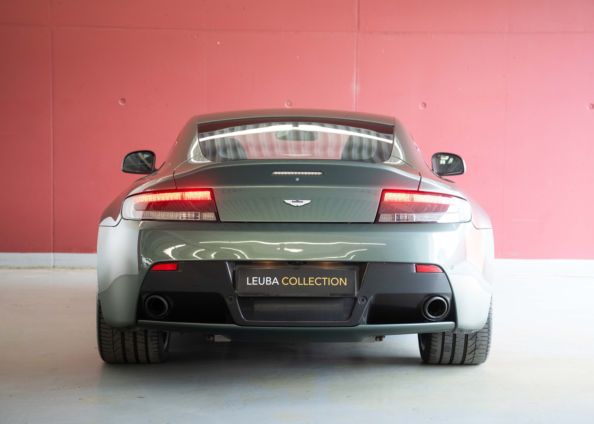 ASTON MARTIN V12 Vantage 5.9 S (2nd hand Swiss car, fantastic condition, Chiltern Green paint, full Aston Martin history, 100% original)-showroom-element-3