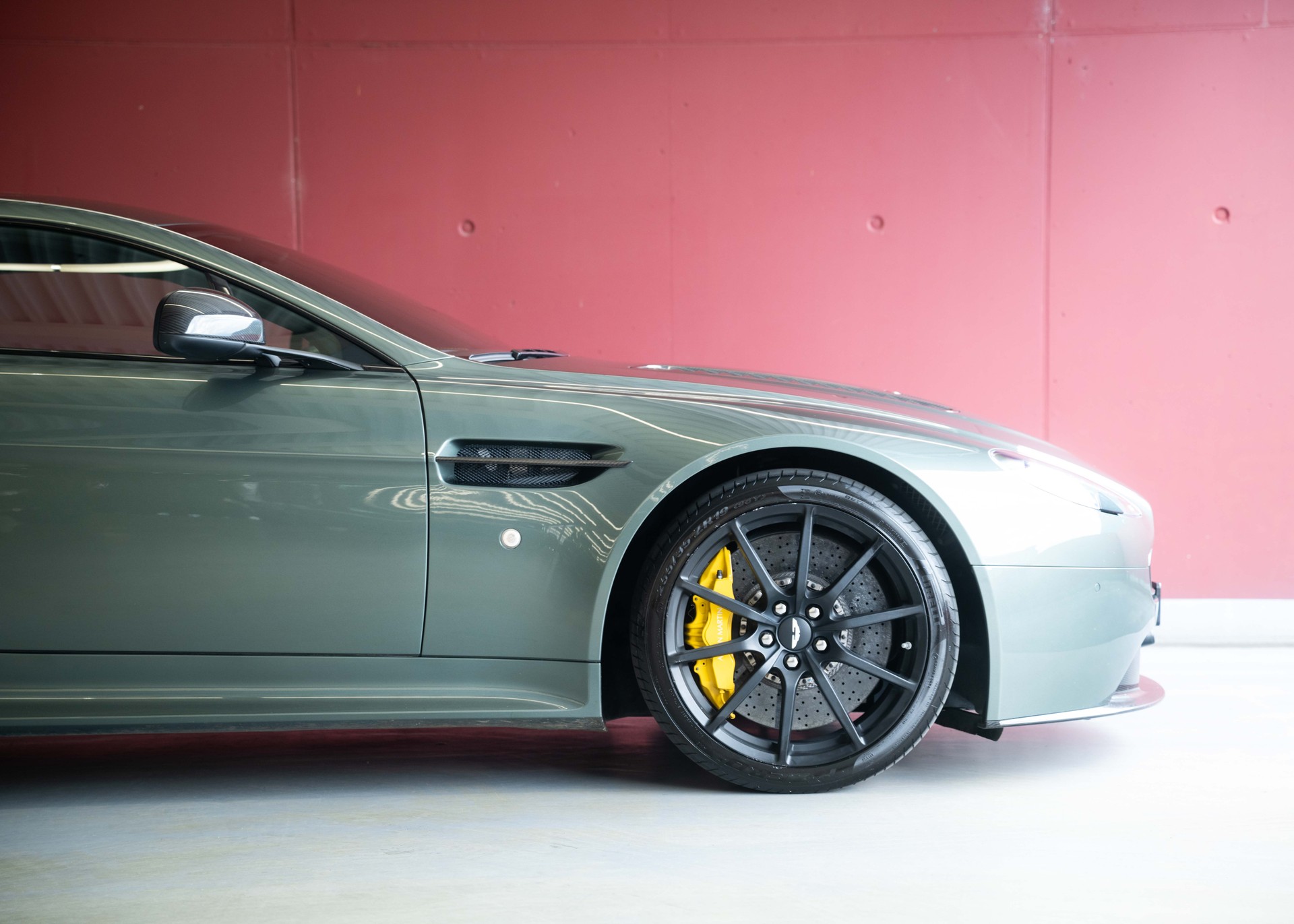 ASTON MARTIN V12 Vantage 5.9 S (2nd hand Swiss car, fantastic condition, Chiltern Green paint, full Aston Martin history, 100% original)-image-8