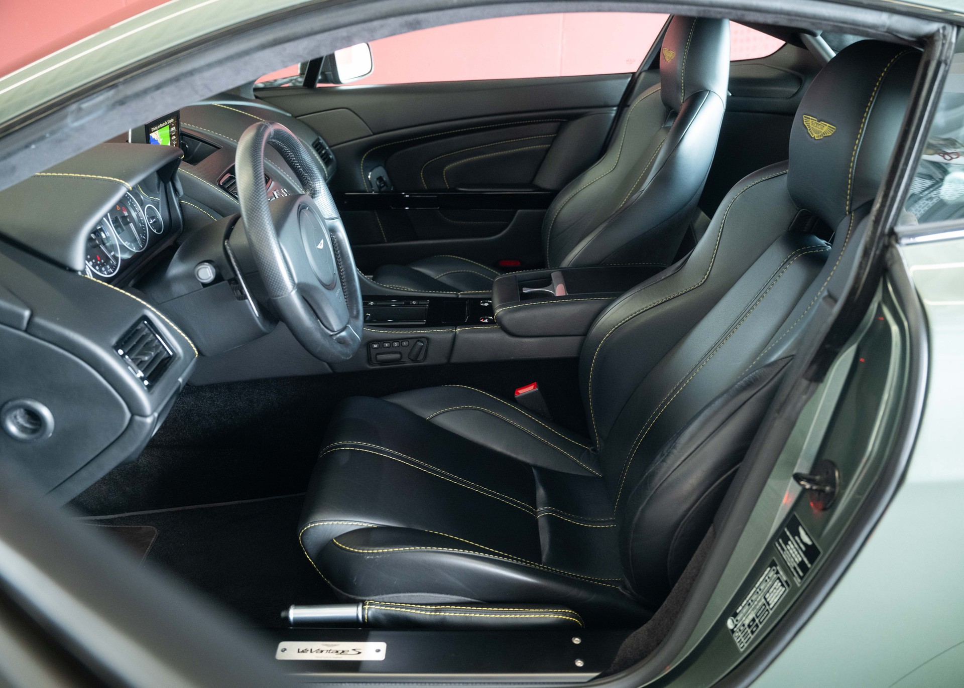 ASTON MARTIN V12 Vantage 5.9 S (2nd hand Swiss car, fantastic condition, Chiltern Green paint, full Aston Martin history, 100% original)-image-21