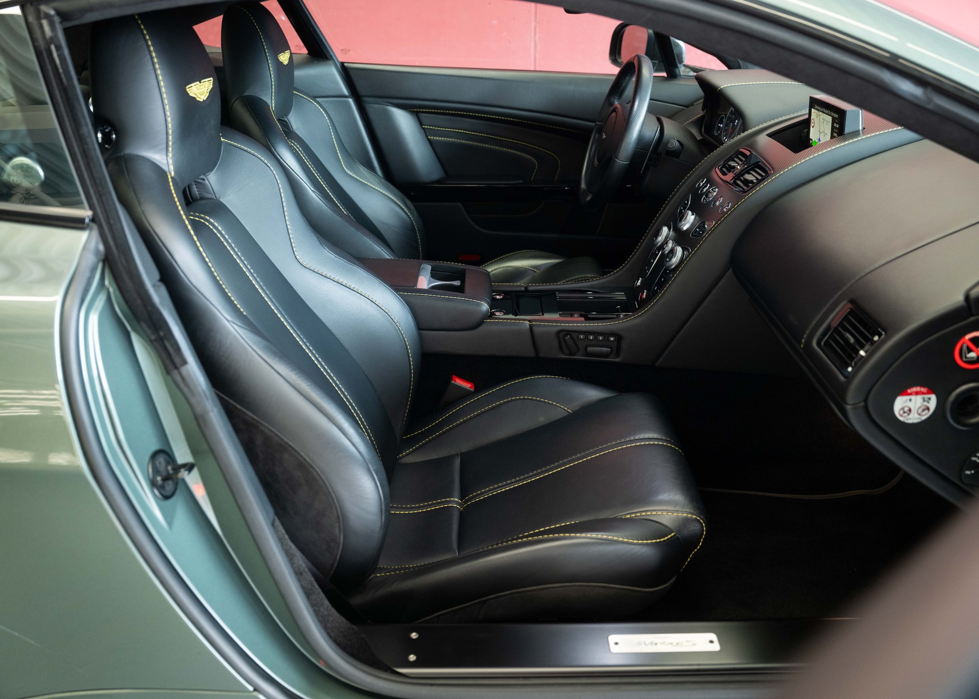 ASTON MARTIN V12 Vantage 5.9 S (2nd hand Swiss car, fantastic condition, Chiltern Green paint, full Aston Martin history, 100% original)-image-24