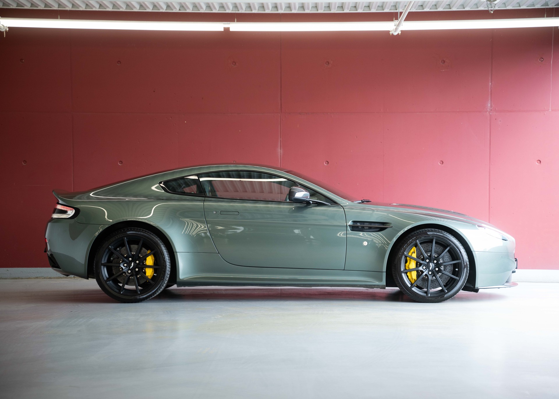 ASTON MARTIN V12 Vantage 5.9 S (2nd hand Swiss car, fantastic condition, Chiltern Green paint, full Aston Martin history, 100% original)-image-6