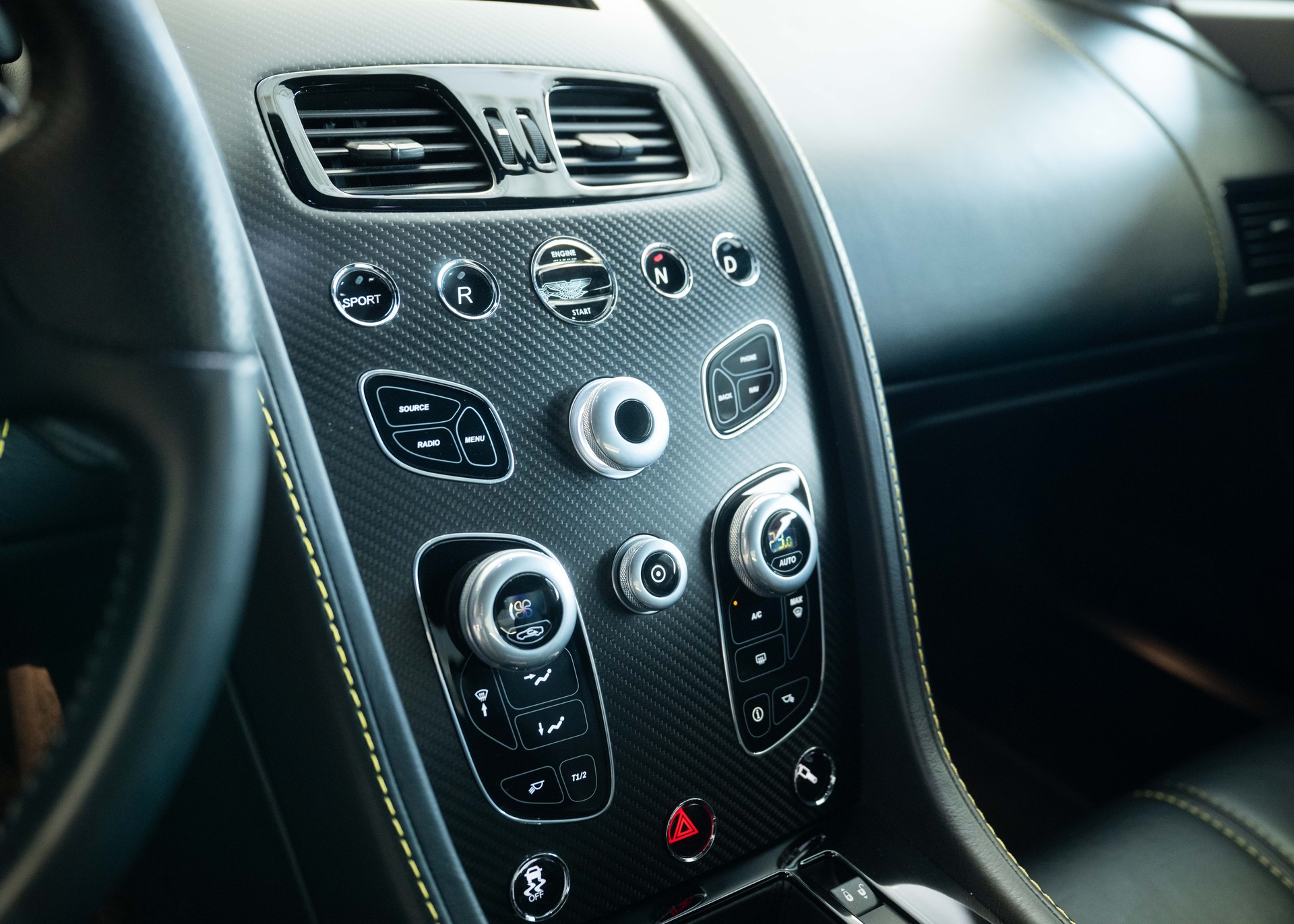 ASTON MARTIN V12 Vantage 5.9 S (2nd hand Swiss car, fantastic condition, Chiltern Green paint, full Aston Martin history, 100% original)-image-28