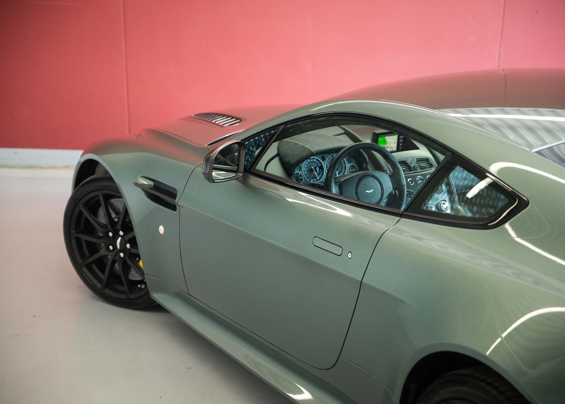 ASTON MARTIN V12 Vantage 5.9 S (2nd hand Swiss car, fantastic condition, Chiltern Green paint, full Aston Martin history, 100% original)-image-12
