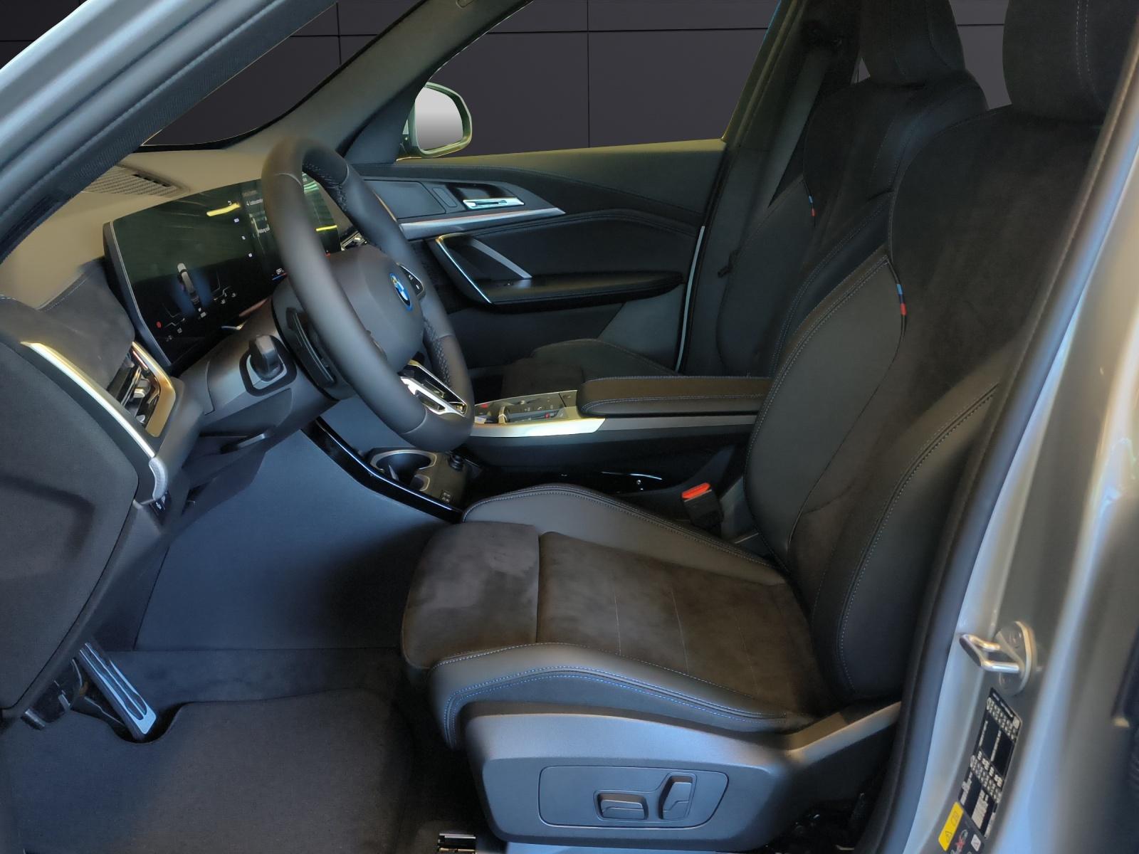 BMW iX1 30 xDrive-image-11