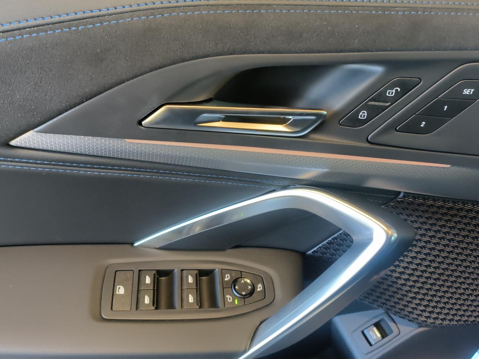 BMW iX1 30 xDrive-image-10