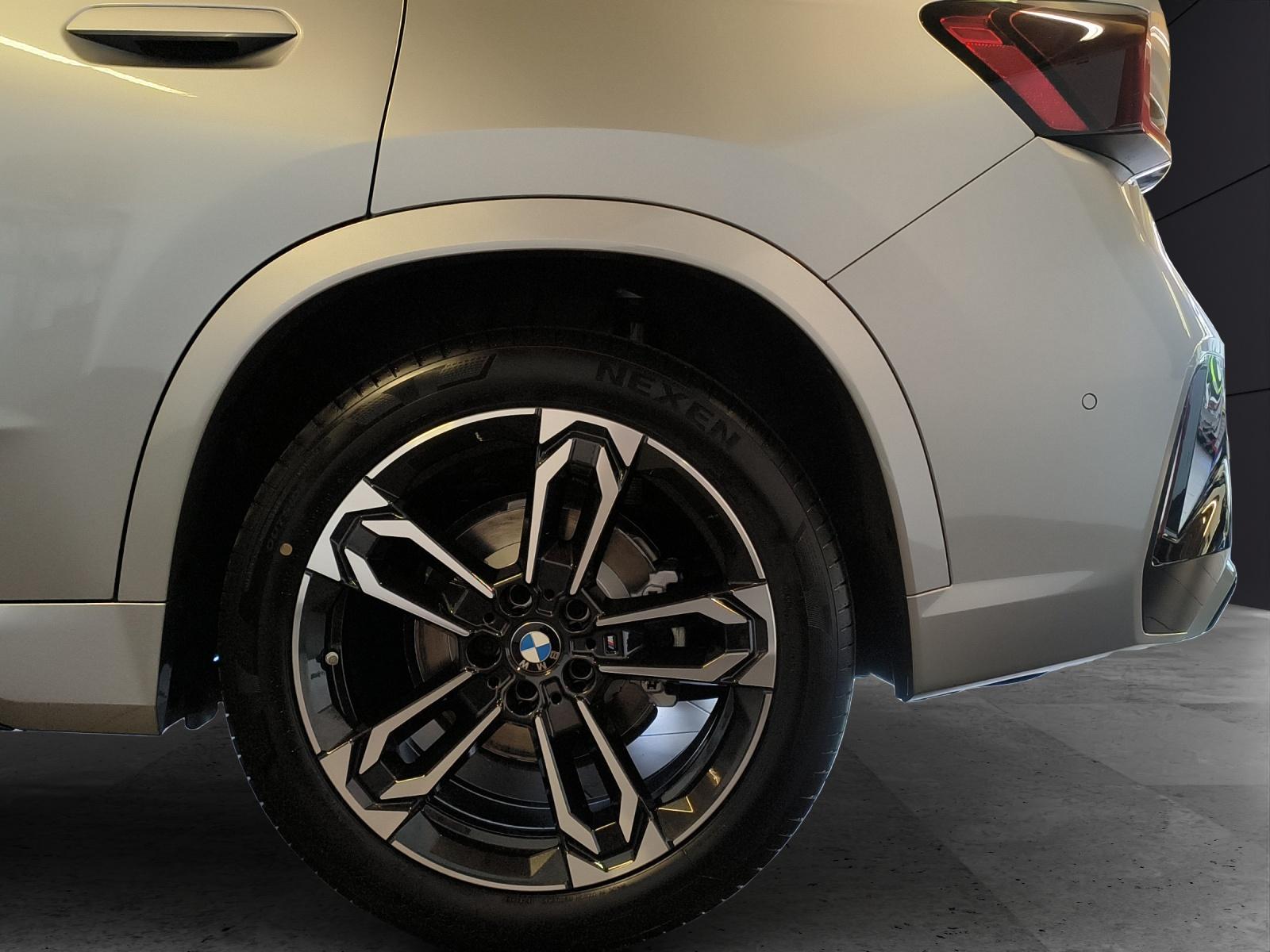 BMW iX1 30 xDrive-image-9