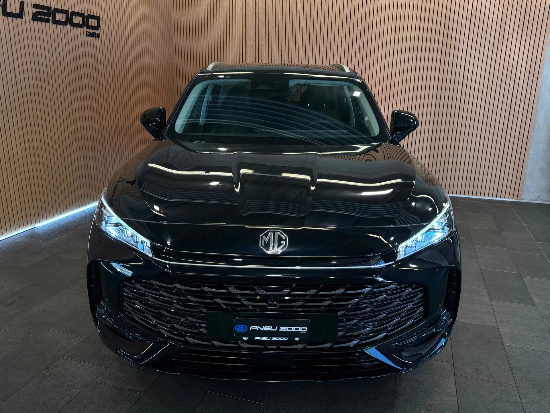 MG HS 1.5 T PHEV Luxury-showroom-element-3