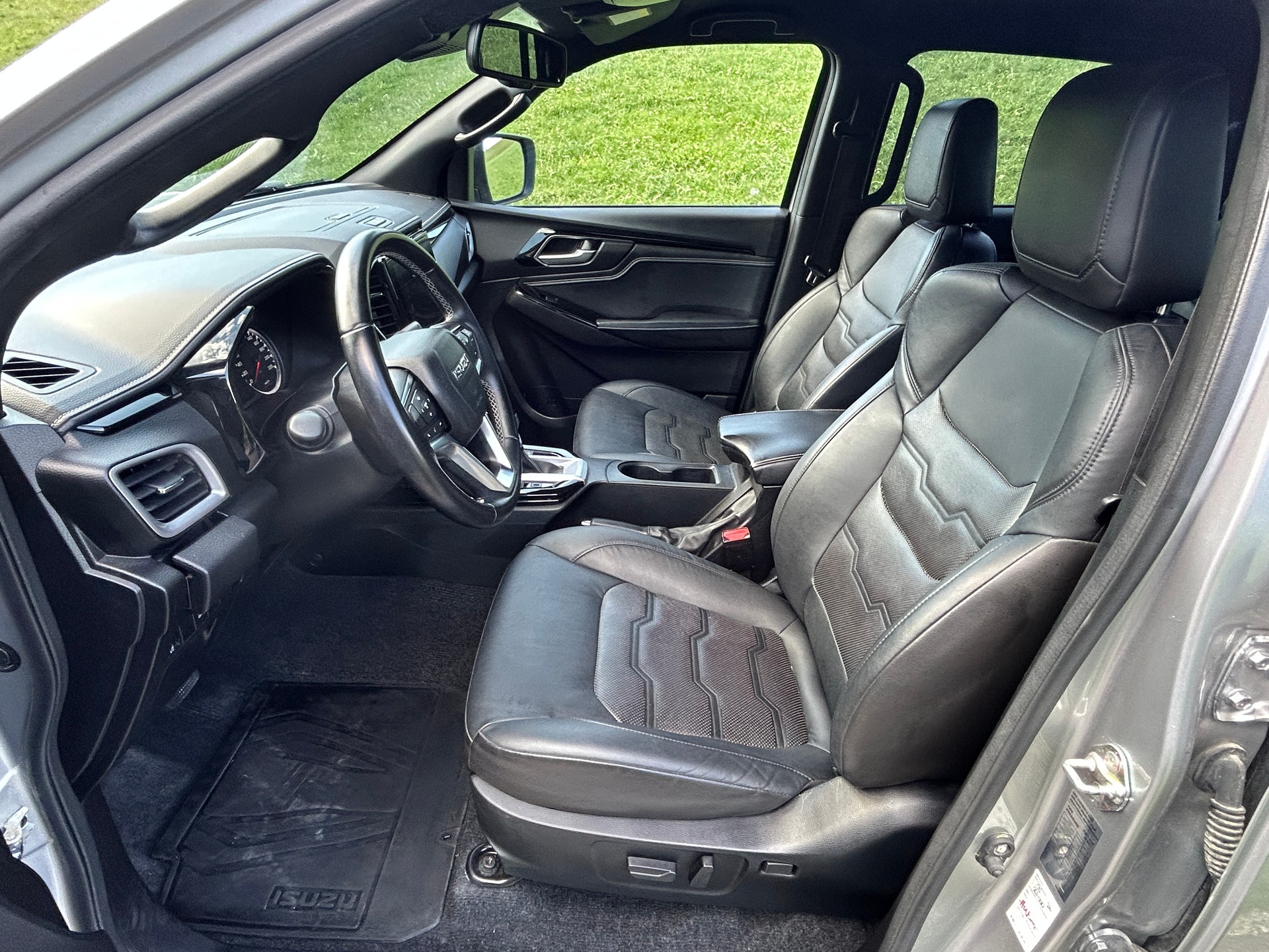 ISUZU D-MAX 1.9 CrewCab N60FF V-Cross 4x4 AT-image-10