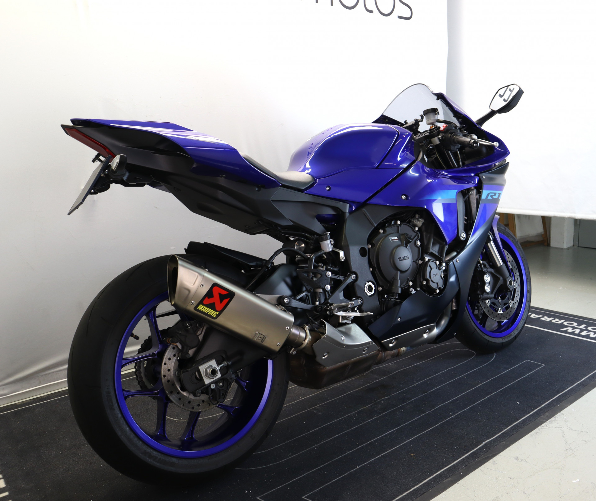 YAMAHA R1-image-2