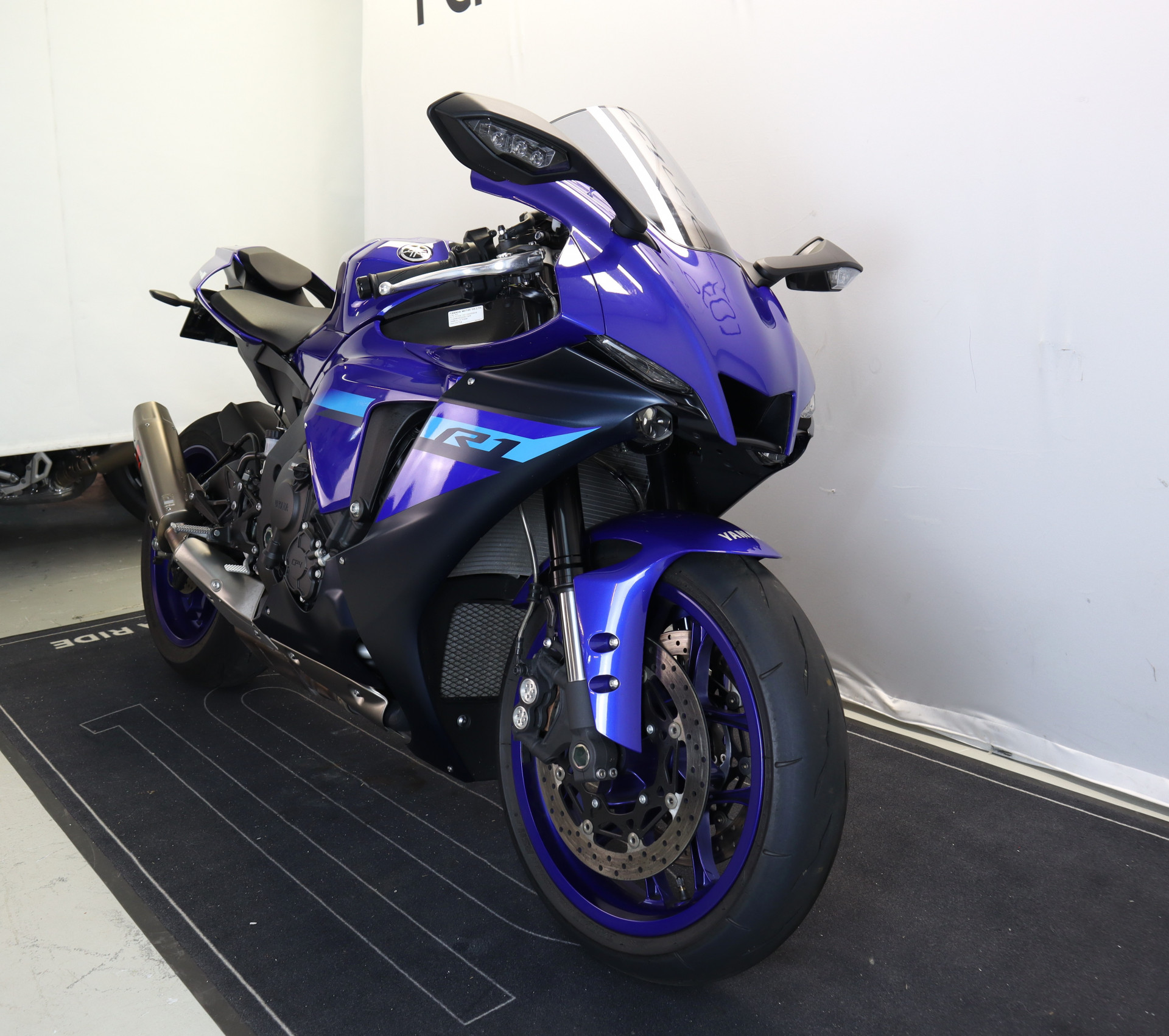 YAMAHA R1-image-3