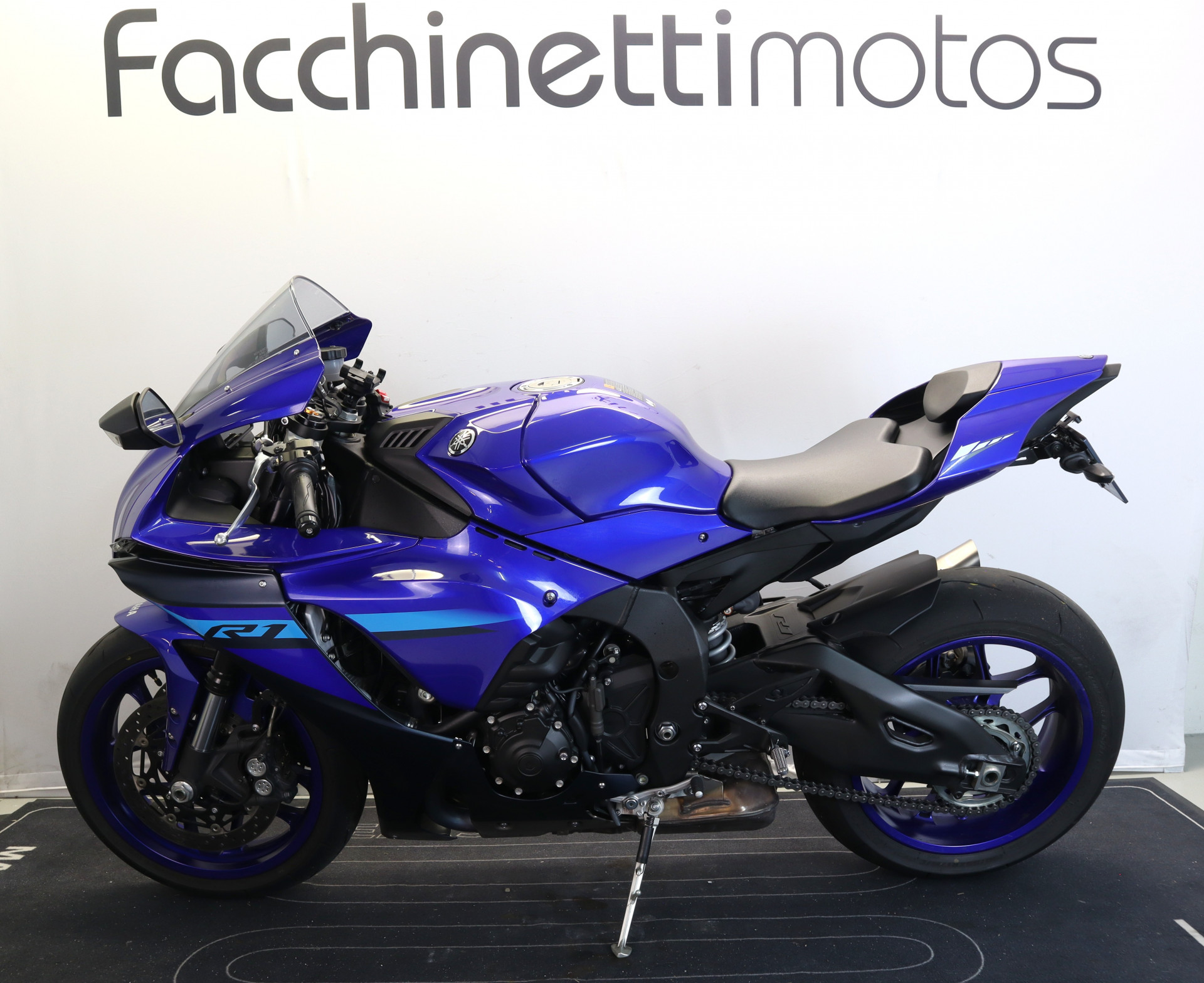YAMAHA R1-image-1