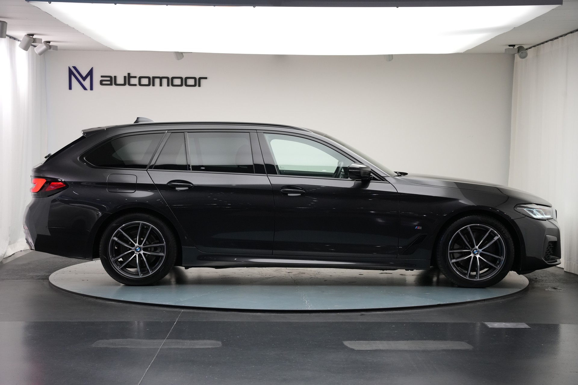 BMW 520d xDrive 48V Touring Pure M Sport Edition *CH-Fahrzeug*-showroom-element-3