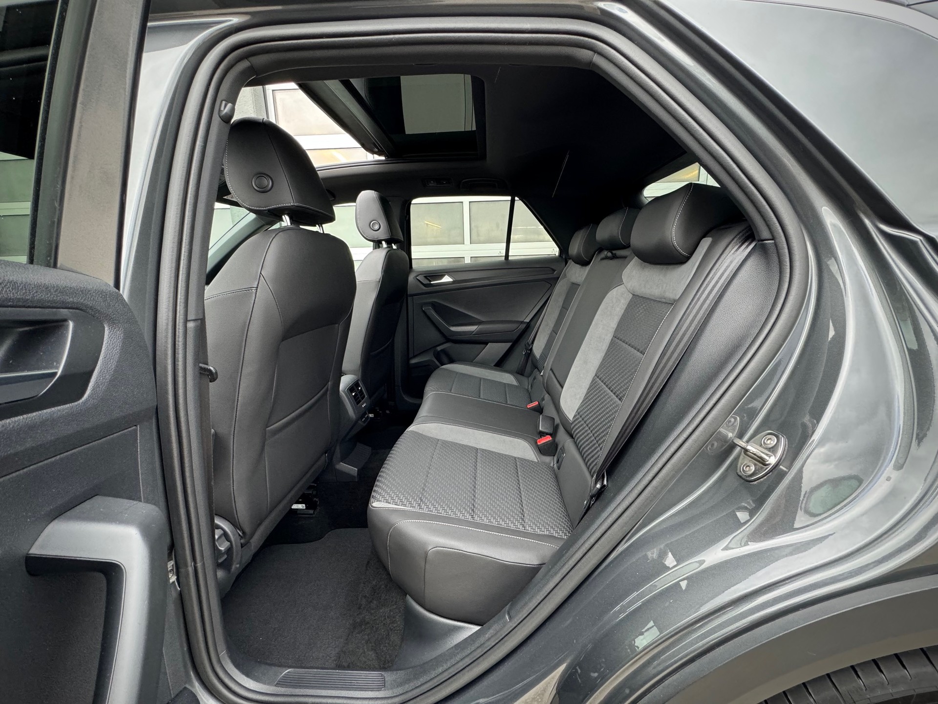 VW T-Roc 2.0 TDI SCR Sport R line DSG 4Motion - Véhicule Suisse (CH)-image-4
