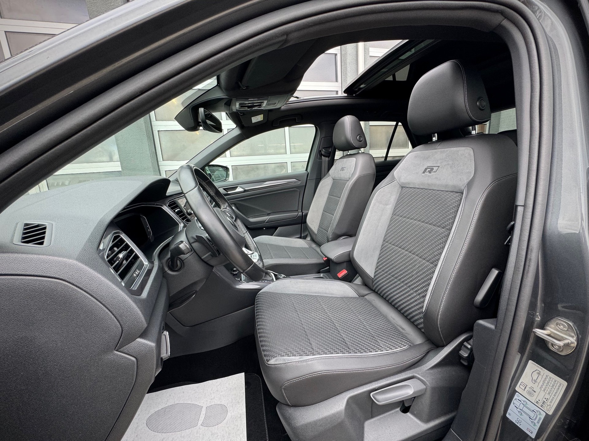 VW T-Roc 2.0 TDI SCR Sport R line DSG 4Motion - Véhicule Suisse (CH)-image-3