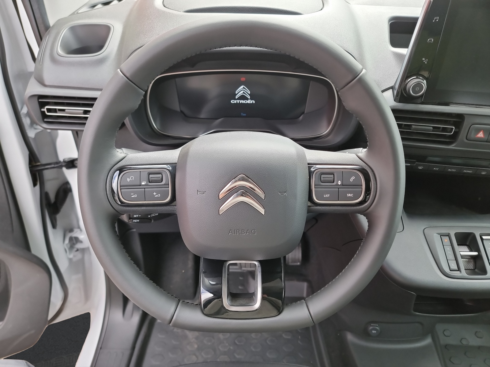 CITROEN e-Berlingo Shine-image-8