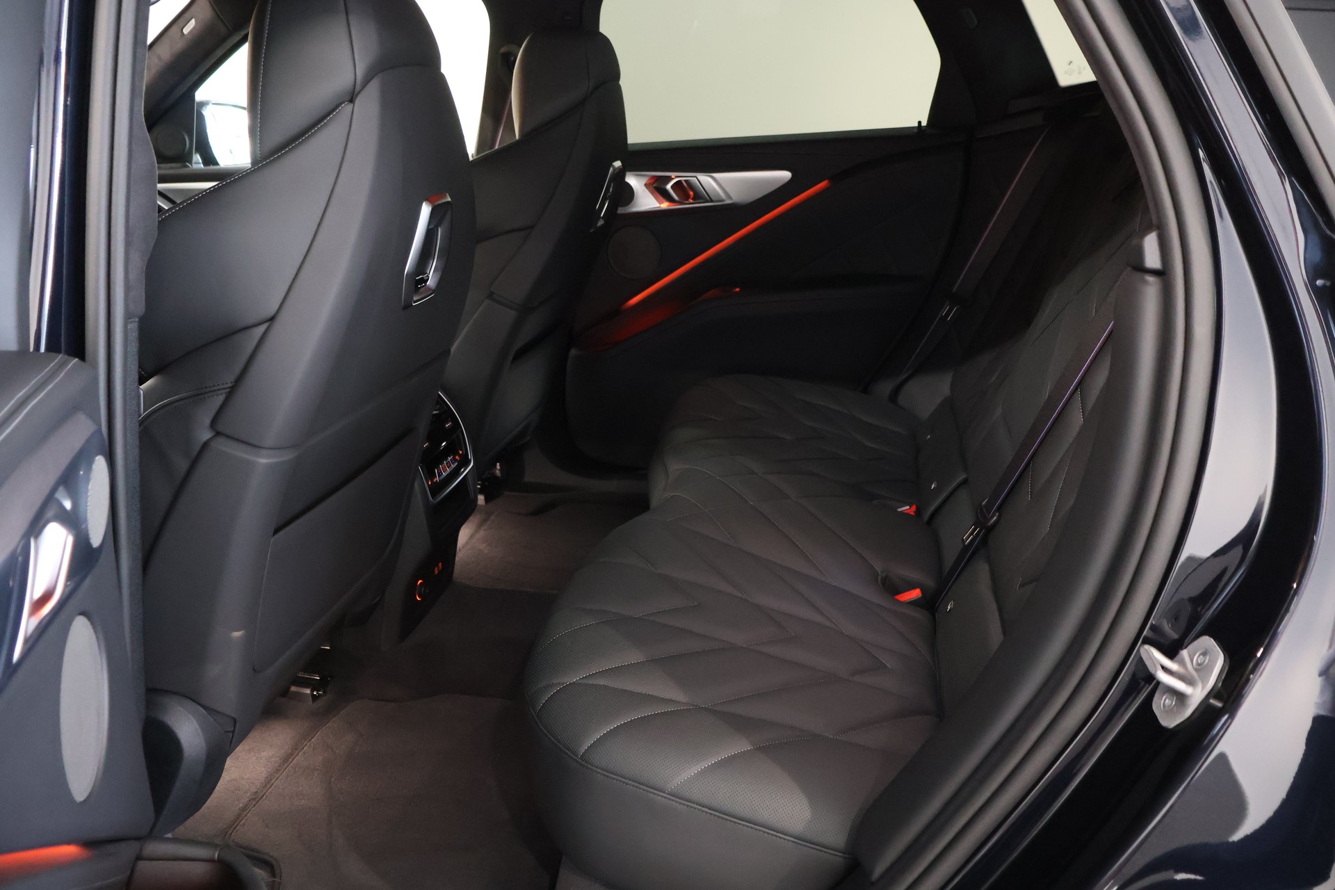 BMW XM xDrive 50e PHEV Steptronic-image-11