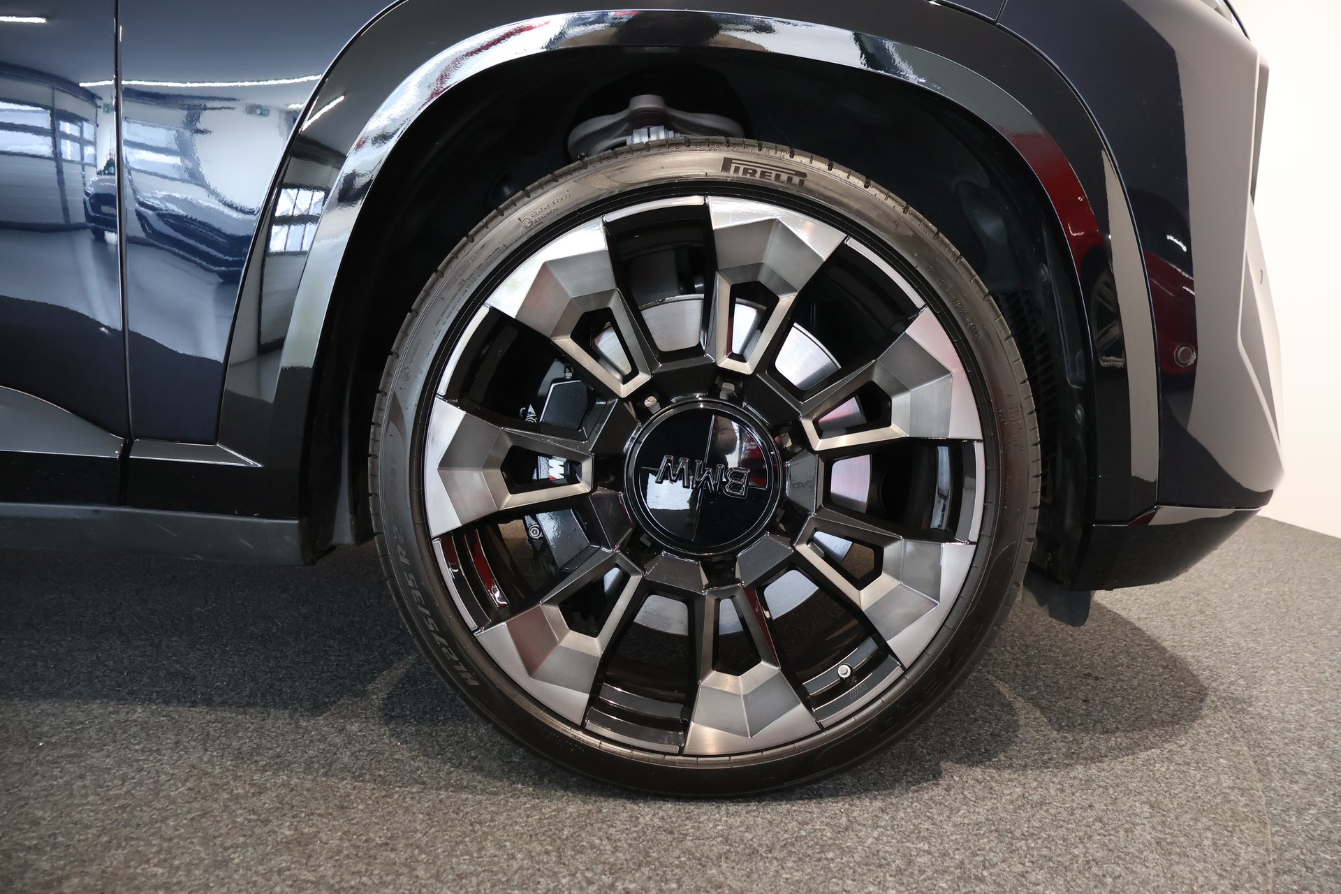 BMW XM xDrive 50e PHEV Steptronic-image-30