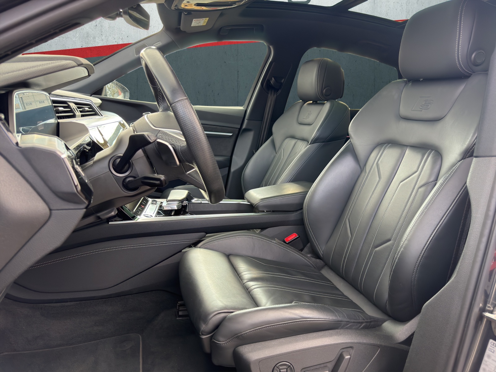 AUDI e-tron 55 Sportback S Line quattro-image-8