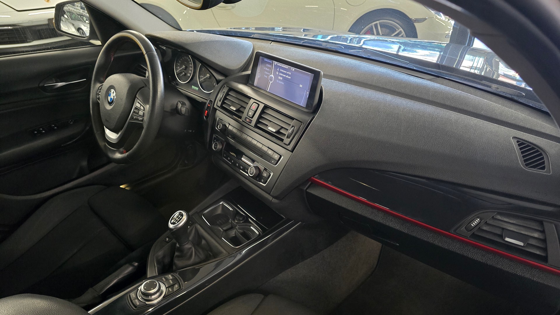 BMW 120d Sport Line-image-16