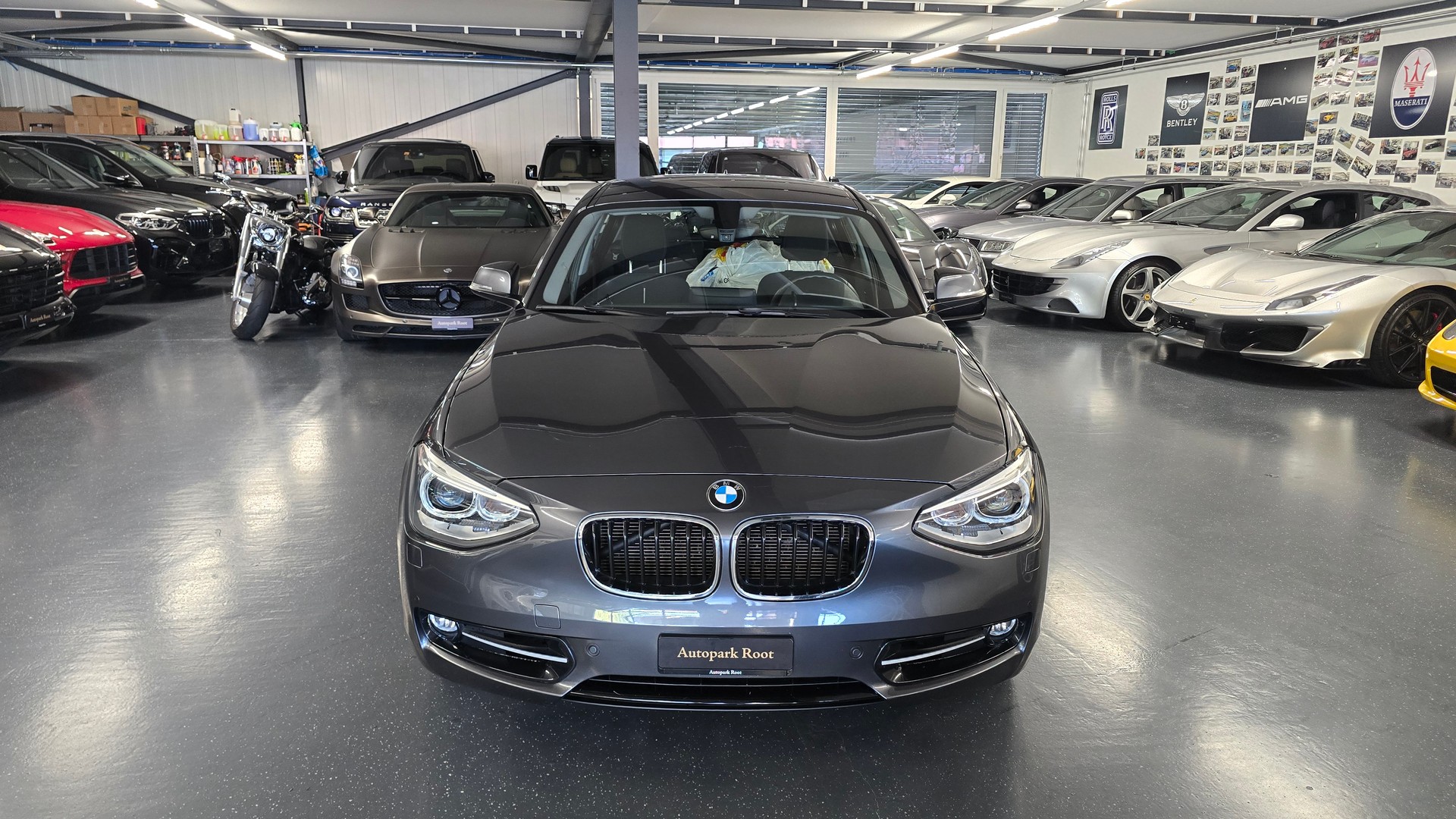 BMW 120d Sport Line-showroom-element-2