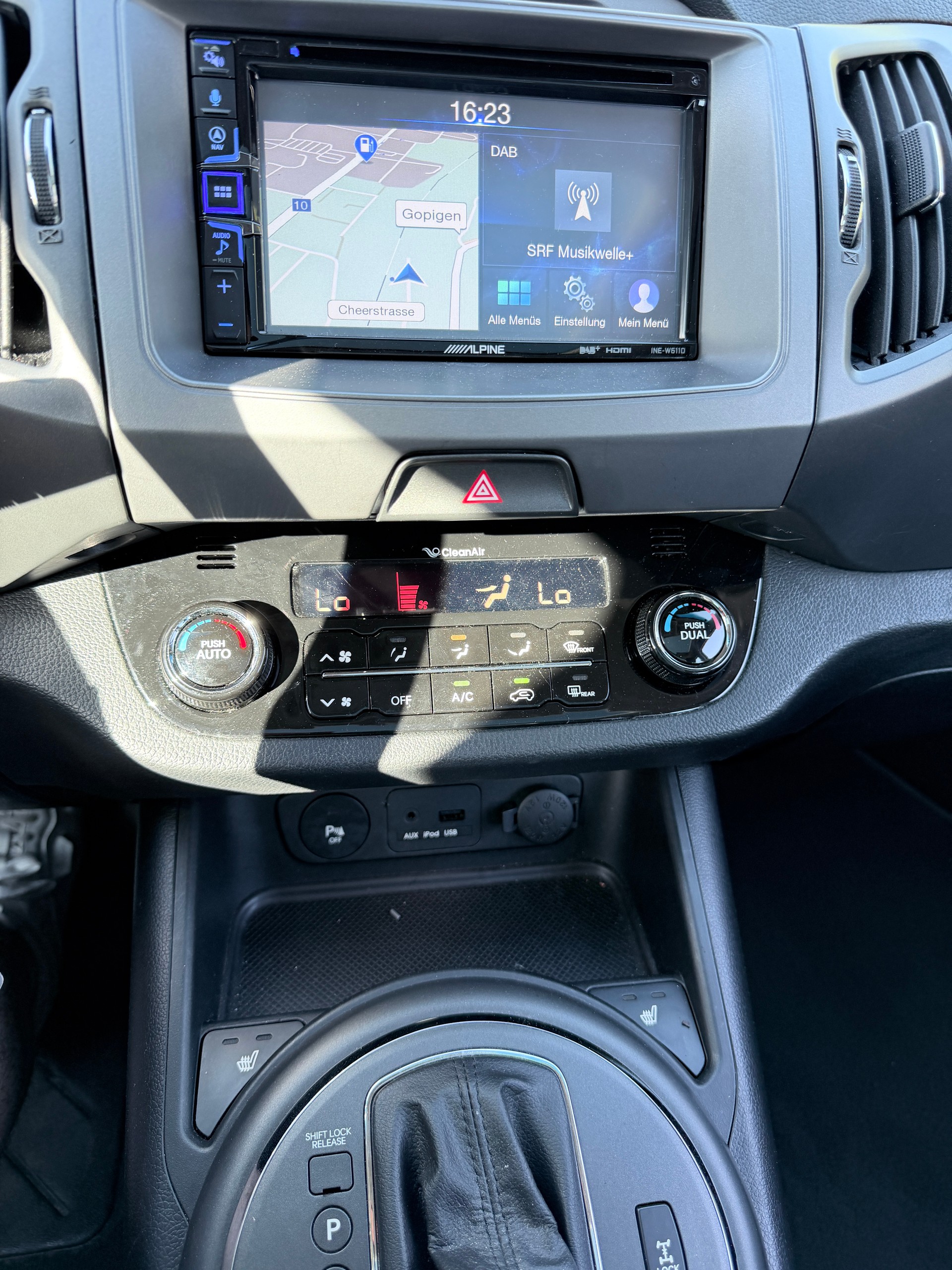KIA Sportage 2.0 CRDi Style 4WD Automatic-image-14