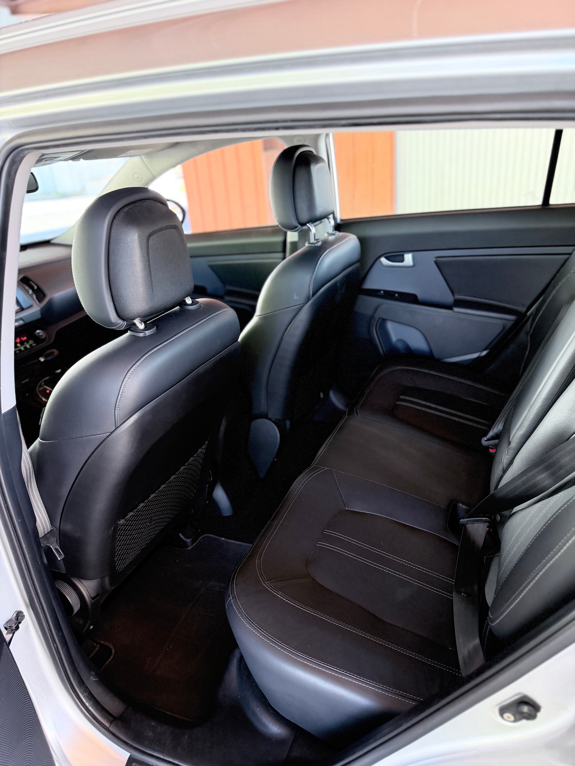 KIA Sportage 2.0 CRDi Style 4WD Automatic-image-9