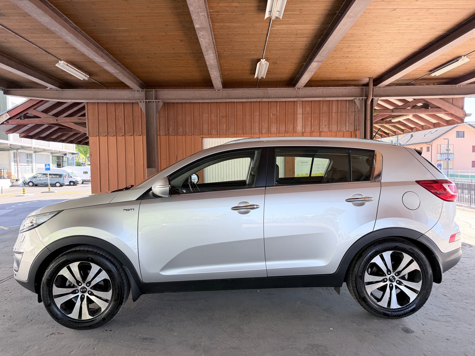 KIA Sportage 2.0 CRDi Style 4WD Automatic-image-2