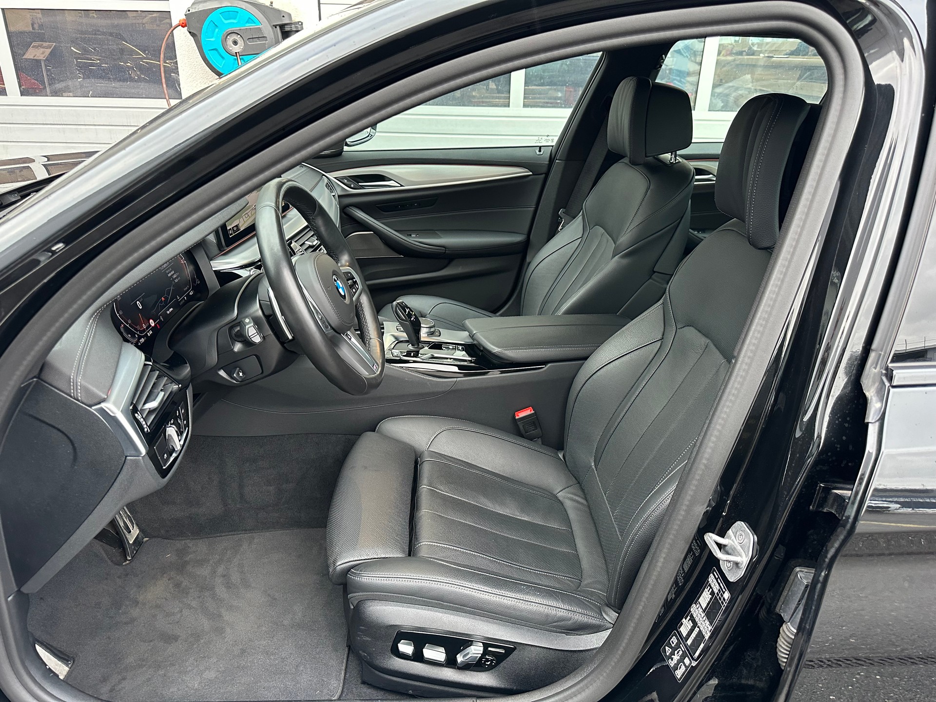 BMW 530d xDrive 48V Touring M Sport Steptronic-image-8