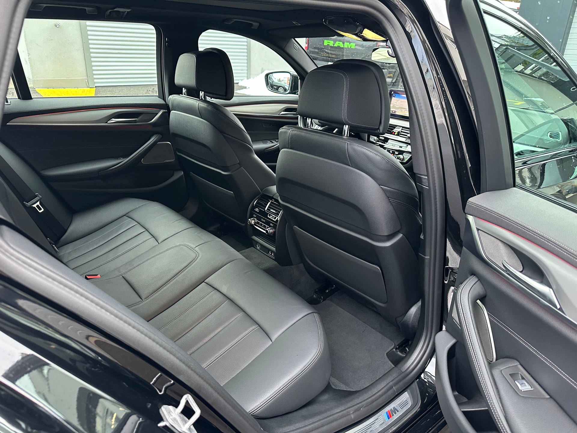 BMW 530d xDrive 48V Touring M Sport Steptronic-image-11
