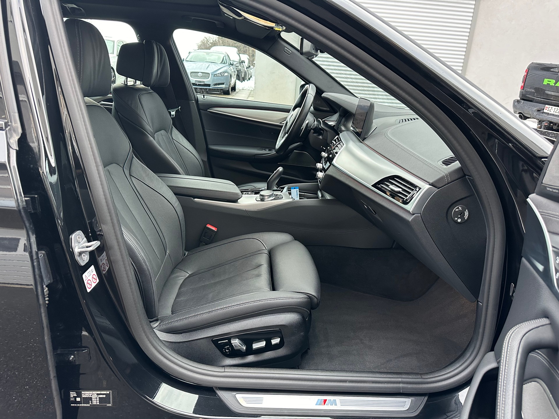 BMW 530d xDrive 48V Touring M Sport Steptronic-image-9