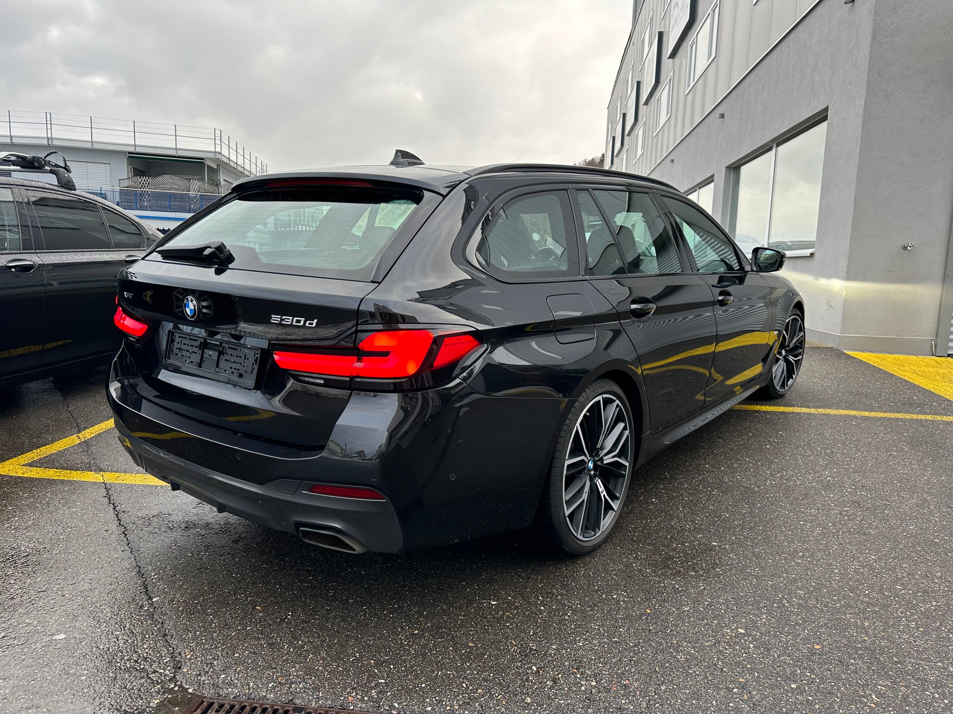 BMW 530d xDrive 48V Touring M Sport Steptronic-showroom-element-3