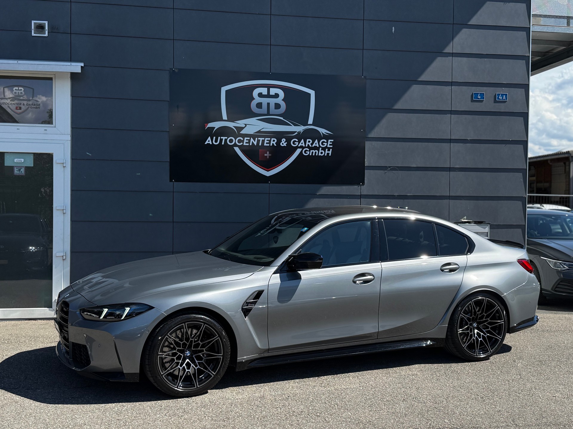 BMW M3 Competition-showroom-element-3