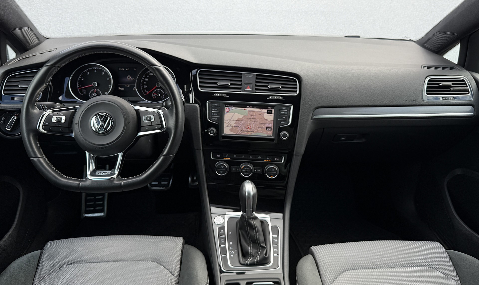 VW Golf 1.4 TSI Lounge R-Line DSG-image-14
