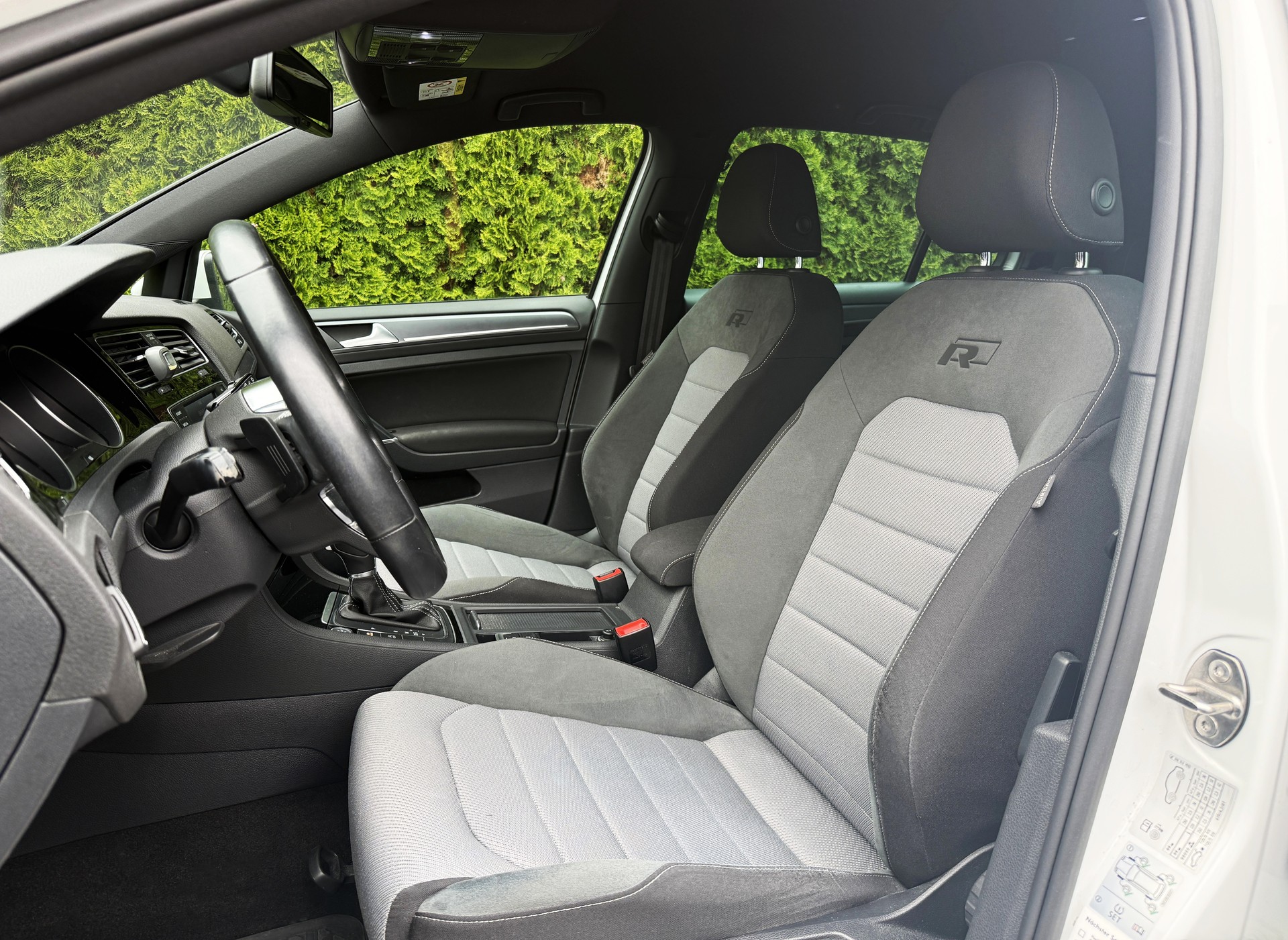 VW Golf 1.4 TSI Lounge R-Line DSG-image-26