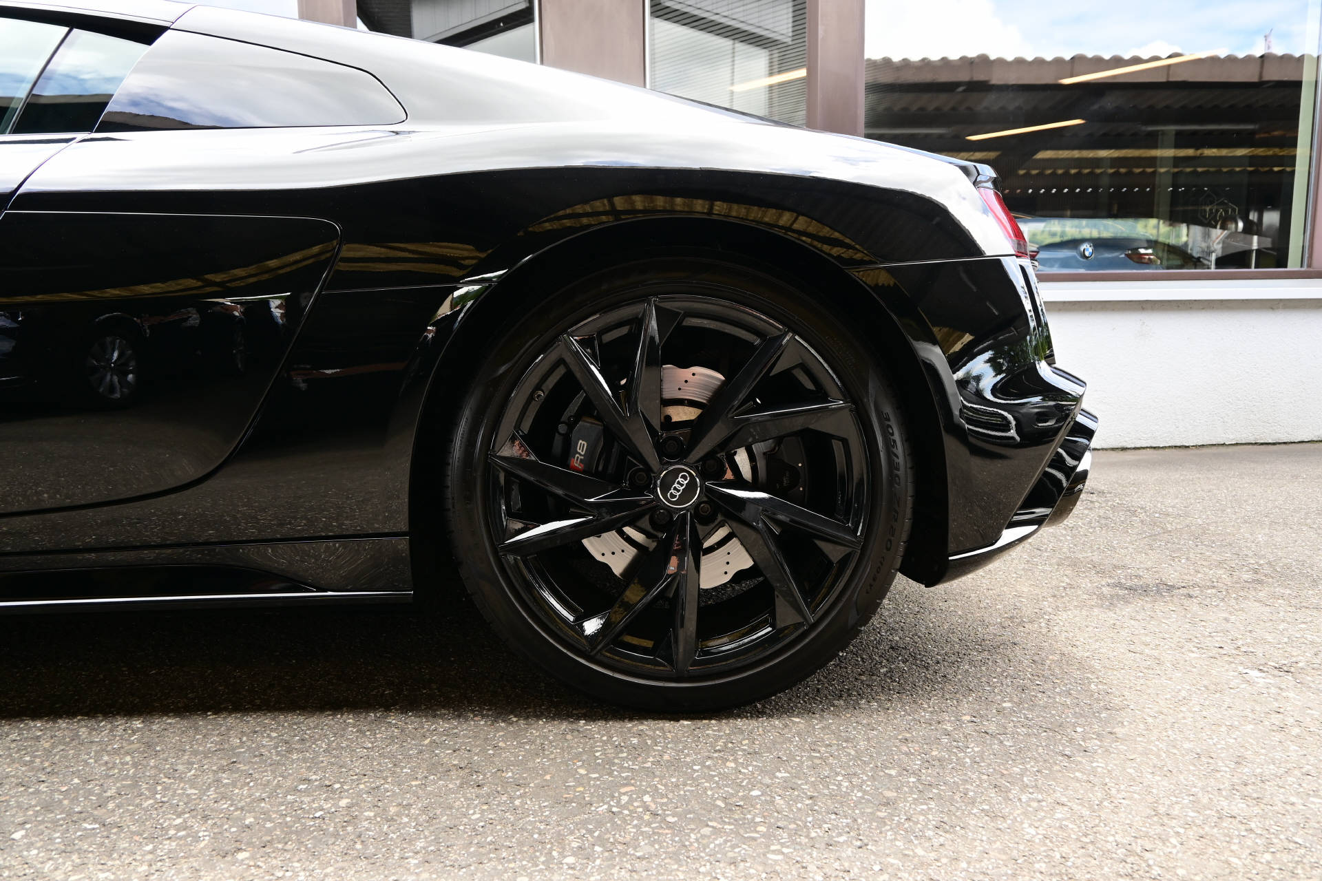 AUDI R8 Coupé 5.2 FSI V10 RWD *All Black* S-Tronic-image-6