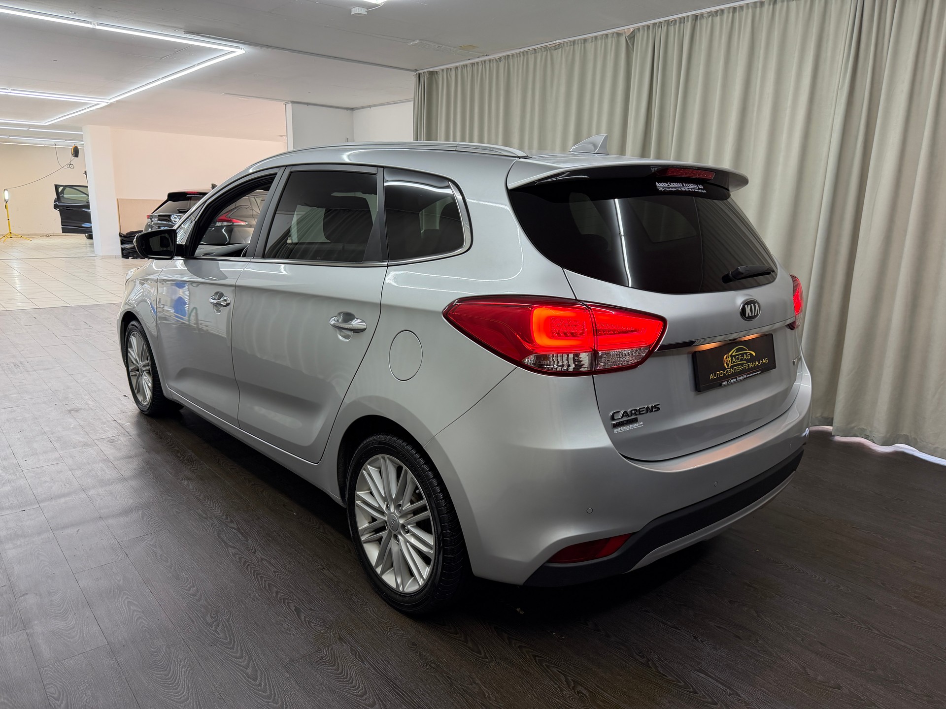 KIA Carens 1.7 CRDi Trend DCT-image-3
