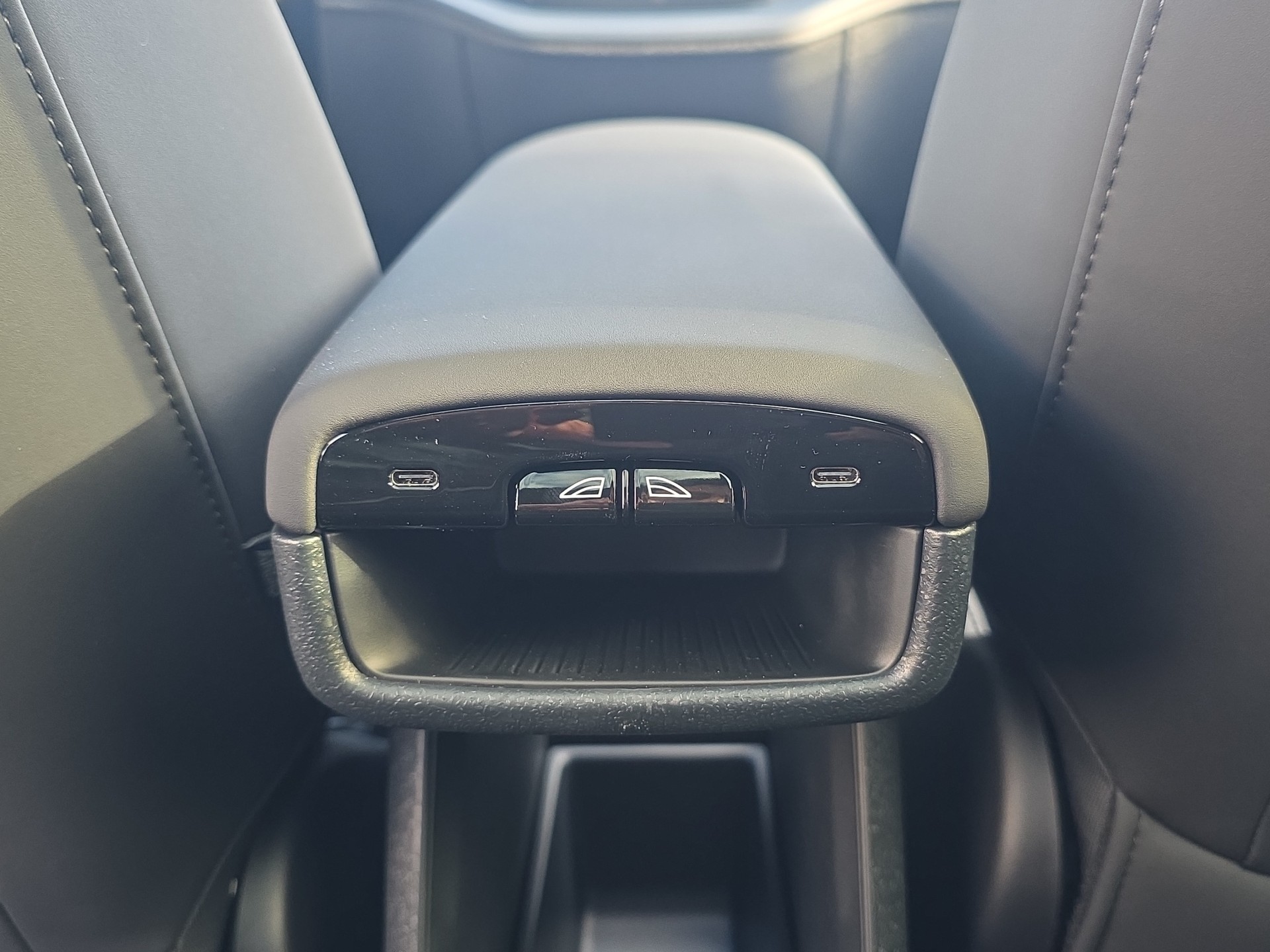 VOLVO EX30 E60 Twin Ultra Performance Sw. Black Ed. AWD-image-19