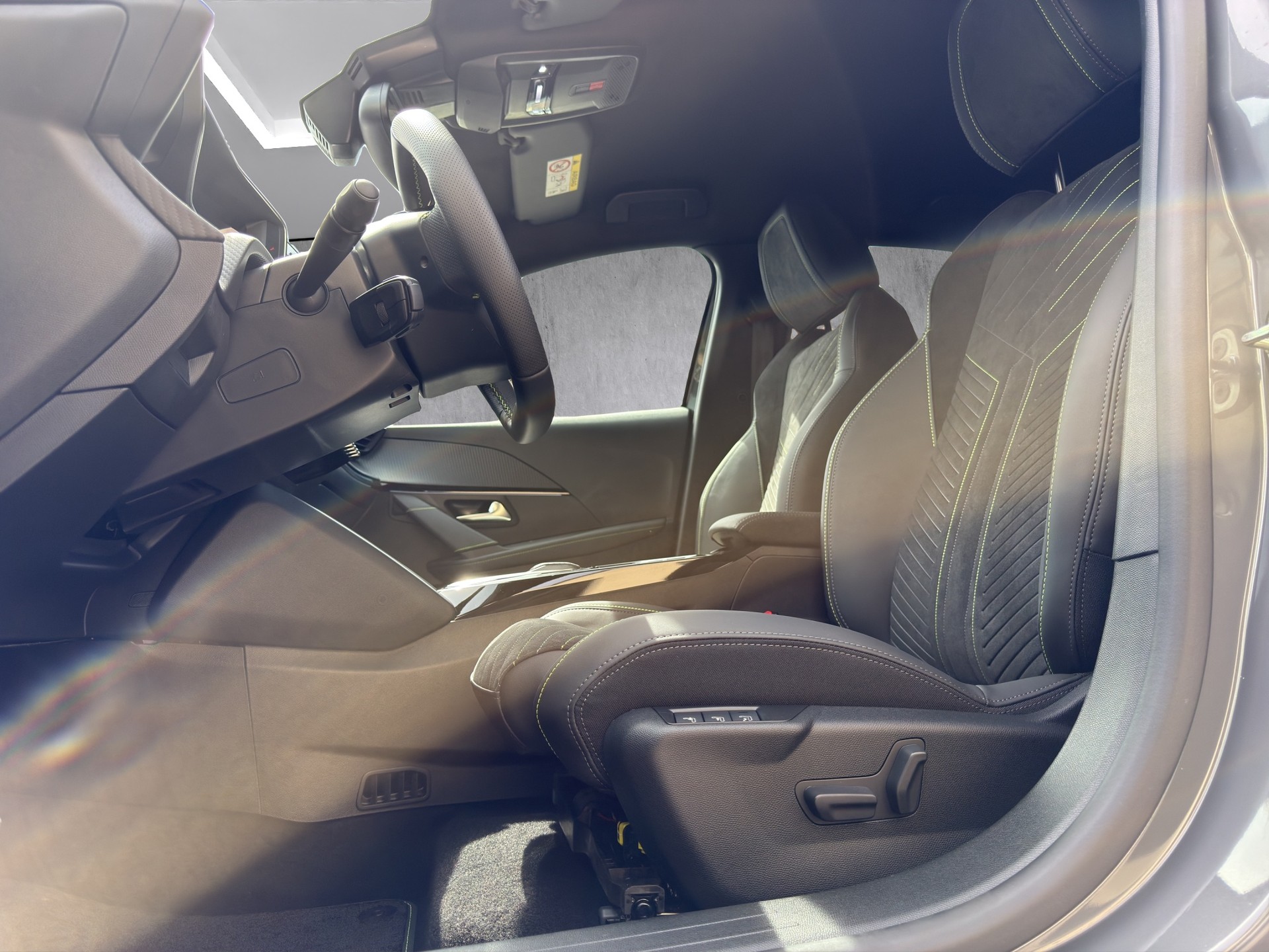 PEUGEOT 208 1.2 Hybrid 145 GT-image-9